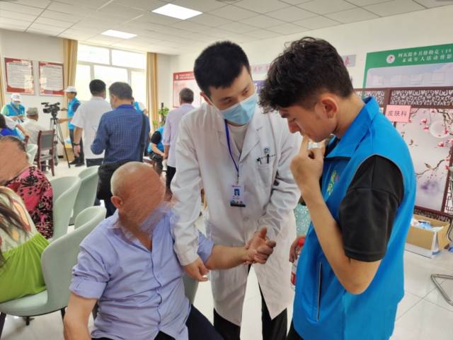 骨科专业研究生杨泽在为病人做检查