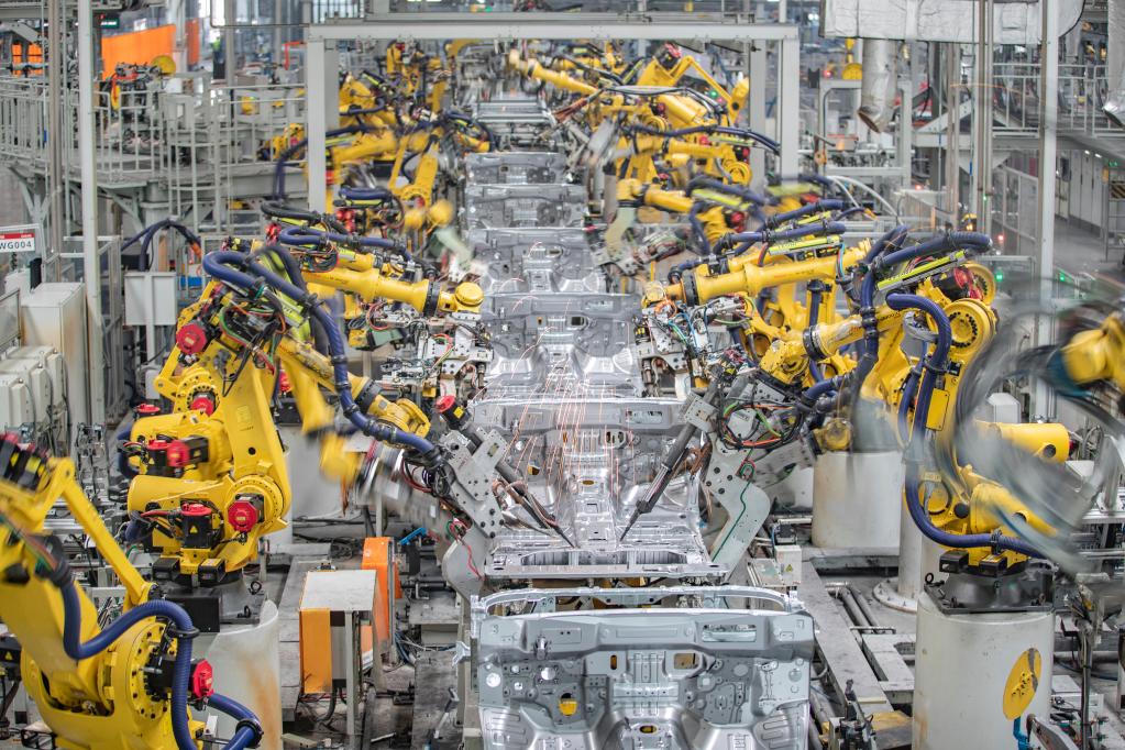 3月1日，在长城汽车重庆永川生产基地，智能化焊接机器人在进行焊接作业。新华社记者黄伟 摄